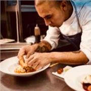 Dictó cursos de cocina, internacional y nacional. Además de cocinar eventos privados a domicilio